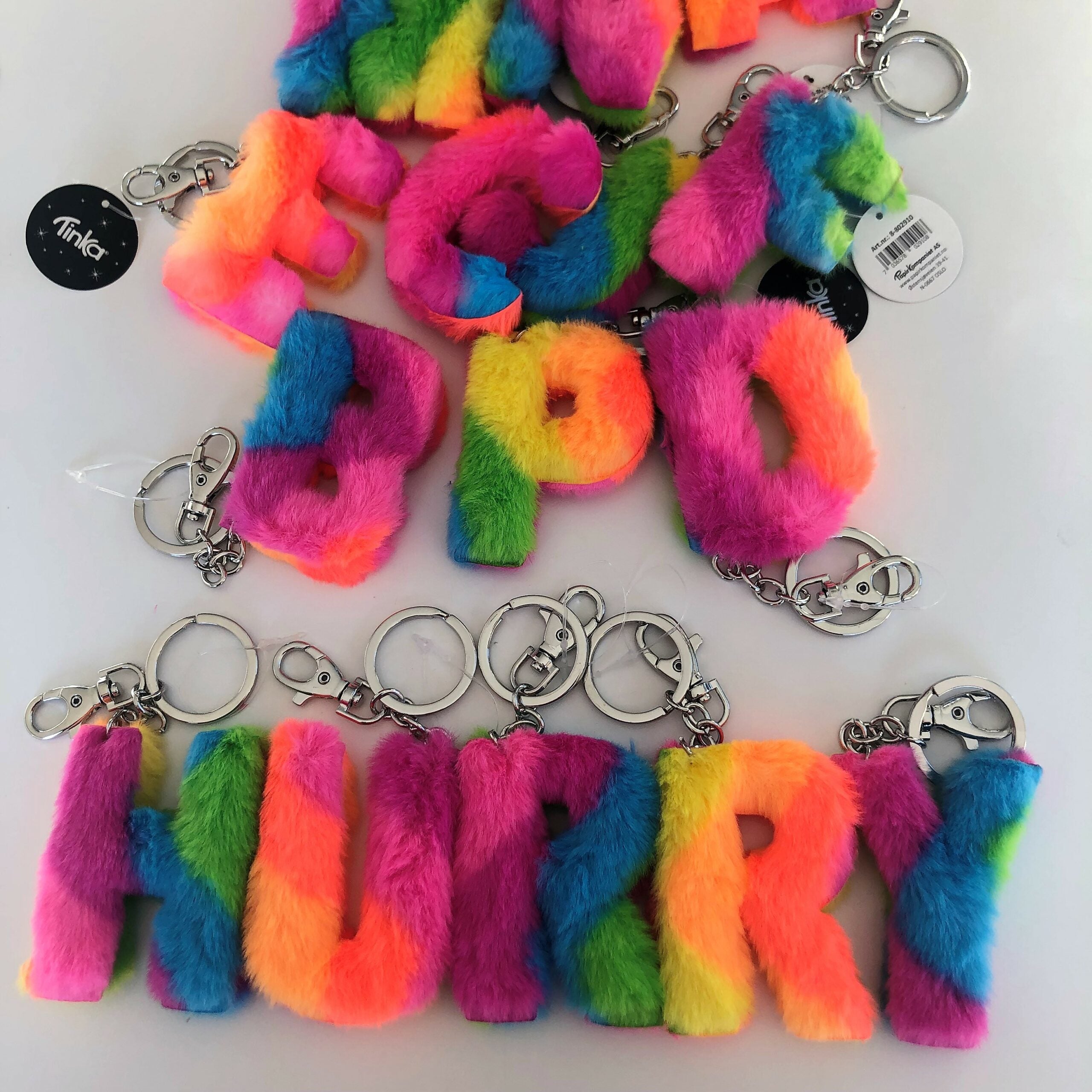 Tinka Nyckelring med Karbinhake Bokstav Plysch Regnbågsfärgad